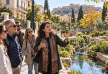 Βριλήσσια: Περιήγηση στην κρυφή διαδρομή του Ιλισσού Ομάδα ενηλίκων παρακολουθεί ξενάγηση σε ιστορική διαδρομή της Αθήνας
