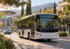 Βριλήσσια: Το σχολικό δρομολόγιο της Δημοτικής Συγκοινωνίας Δημοτικό λεωφορείο κινείται σε δενδροφυτεμένο δρόμο κοντά σε σταθμό μετρό