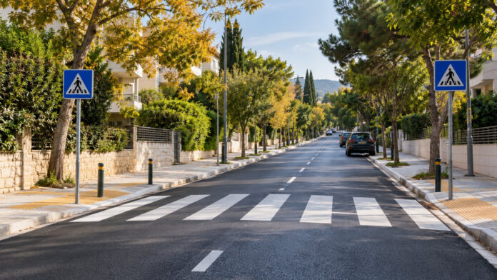 Αναβαθμισμένος αστικός δρόμος με νέα διάβαση πεζών, σήμανση και επισκευασμένα πεζοδρόμια