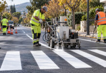 Βριλήσσια: Διαγωνισμός 281.000 ευρώ για οριζόντια σήμανση οδών Συνεργείο εφαρμόζει νέες λευκές διαγραμμίσεις και διάβαση πεζών σε αστικό δρόμο