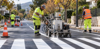 Βριλήσσια: Διαγωνισμός 281.000 ευρώ για οριζόντια σήμανση οδών Συνεργείο εφαρμόζει νέες λευκές διαγραμμίσεις και διάβαση πεζών σε αστικό δρόμο