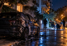 Ζωγράφου: Δύο συλλήψεις για εμπρησμό με οπαδικό υπόβαθρο Καμένο αυτοκίνητο σε αστικό δρόμο τη νύχτα ενώ ερευνητές εξετάζουν τον χώρο